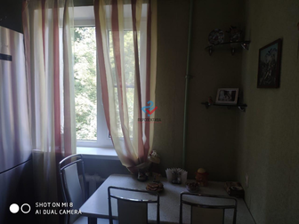 Продается уютная трехкомнатная квартира на третьем этаже пятиэтажного блочного дома, 
Район Комсомольского парка, тихий благоустроенный двор, чистый подъезд, развитая в Армавире