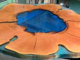 Добрый деньПродам эксклюзивную столешницу ручной работы изготовленную из спила Алтайского кедра (возраст 400-500 лет), залитый эпоксидный смолой (блестки внутри в Бийске