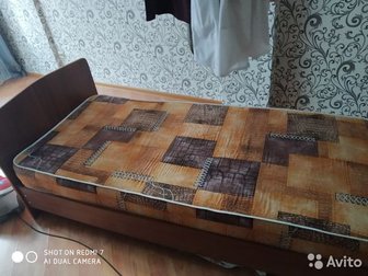 Кровать с матрацем, 1,5 спальная, цвет- светло- коричневый в Чебоксарах