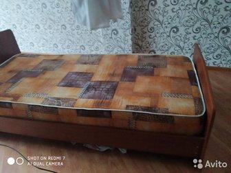 Кровать с матрацем, 1,5 спальная, цвет- светло- коричневый в Чебоксарах