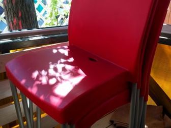 Продаю стул пластиковый красного цвета в количестве 20 шт, цена одного стула 1500 руб, Состояние: Б/у в Чебоксарах