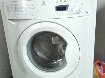 Продам стиральную машинку indesit, не работает, может кому на запчасти, в Ярославле