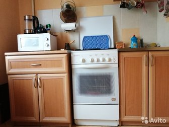 Кухня :стол, шкаф с встроенной мойкой и шкаф с сушилкой посуды, газплита, вытяжка в Калининграде