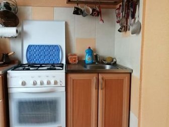 Кухня :стол, шкаф с встроенной мойкой и шкаф с сушилкой посуды, газплита, вытяжка в Калининграде
