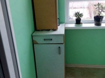 Чистые, вместительные навесные шкафы в отличном состоянии,  Светлого цвета,  3 шкафа, в Калининграде