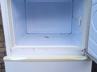 Продам холодильник отлично работает,морозилка морозит как надо,холодильная так же прекрасно холодит,внешний вид на фото, на работу ни как не влияет, высота 145, в Кирове