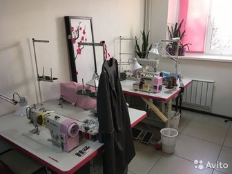 Продам полный набор оборудования для открытия швейного ателье:1) Прямострочная промышленная швейная машина для легких/средних тканей Aurora A-8600, 2) Прямострочная в Красноярске