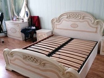 Кровать,полированная,с резными вензелями(смотри фото) состояние новой , , , Размеры спального места 2х1, 60 м, в Курске
