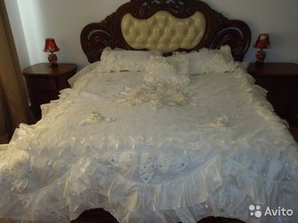 Продаю свое покрывало,  Белое,  Покупала в приданое,  Но не пользовалась(застелила кровать только чтобы сфотографировать), застилаю кровать обычным пледом,  А эта в Махачкале