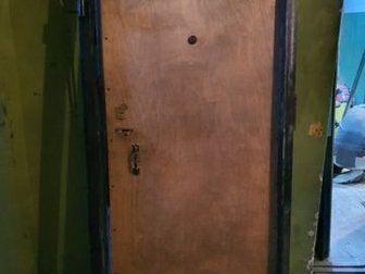 Продам входную металлическую дверь обшитую деревом,  Дверь в отличном состоянии с имеющимся глазком, дверными ручками, щеколдой и комплектом гаражных ключей,  К в Мурманске