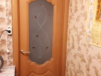 Межкомнатная дверь со стеклом в отличном состоянии, без повреждений,  Стекло с декором, матовое, без сколов и трещин,  Размер дверного полотна 70х200,  В комплекте в Мурманске
