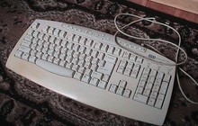 Две клавиатуры: мультимедийная и компьютерная