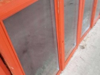 Окна деревянные со стеклопакетом, с маскитной сеткой, открываются и откидываються, как пластиковые,  Размеры: одно 1метр на метр и два 1, 20на 1, 20, цвет оранжевый, в Подольске