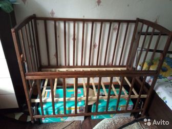 Продаем детскую кроватку, в идеальном состоянии, ребенок спал в ней всего 4 месяца,  Кровать с маятником, передняя стенка опускается на 2 положения , кровать деревянная в Рубцовске