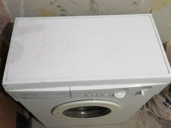 Узкая стиральная машина Electrolux в отличном рабочем состоянии,  Продаётся срочно в связи с ремонтом, в Сергиев Посаде