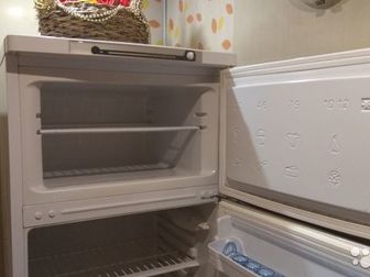 Холодильник двухкамерный,  Мало бу,  Всё в очень хорошем состоянии,  Тихий эргономичный и простой в обслуживании,  Никаких посторонних запахов, намыт и ждет своего в Великом Новгороде