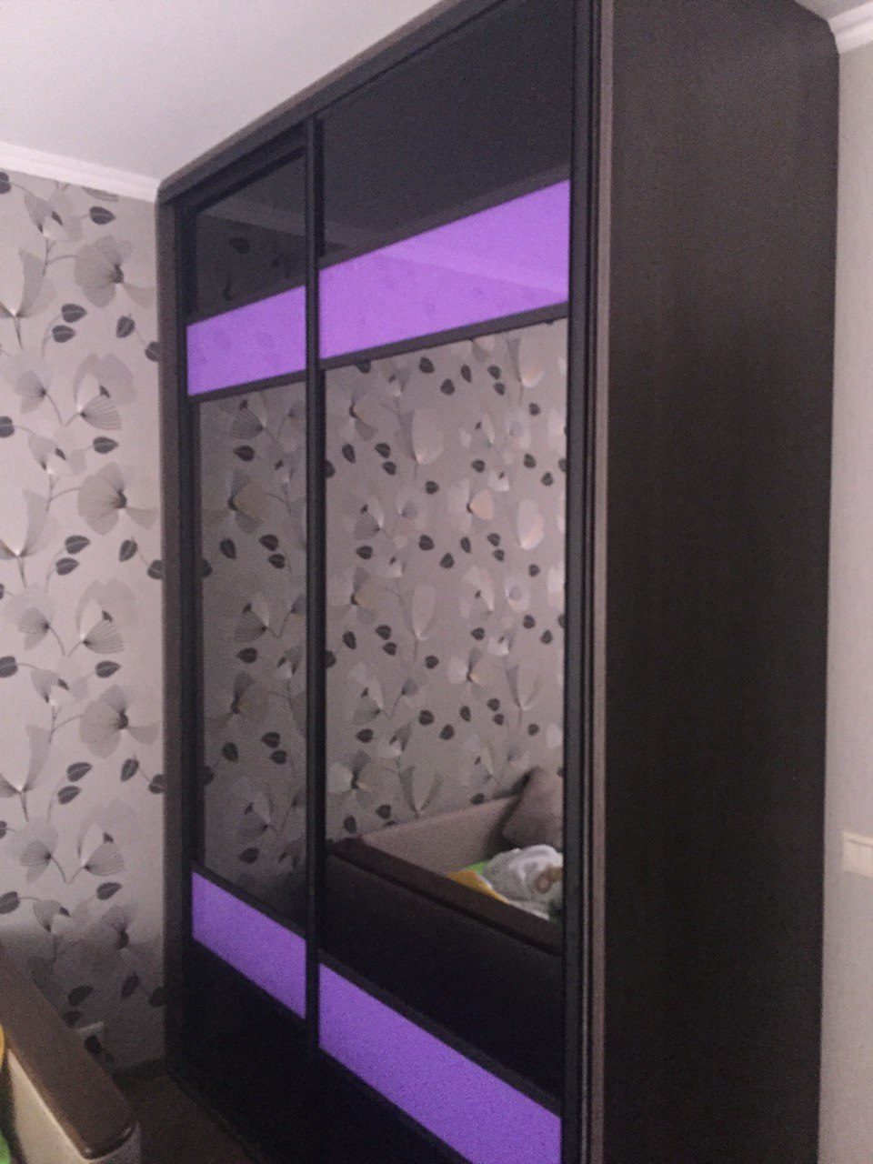 Фиолетовый шкаф купе с зеркалом