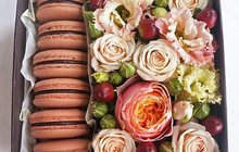 Коробочки с цветами и пирожными макаронс