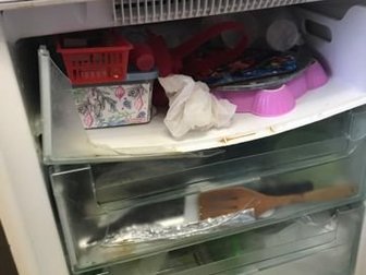 Морозильная камера работает, охлажденка нет,  Первый ящик  (низ холодильника)морозильника сломана,  Продаю за запчасти, в Твери