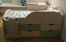Кровати и столы для двоих детей