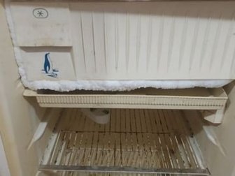 холодильник рабочий, но внешний и внутренний вид плохой, подойдет для технических нужд,  не для хранения продуктов, в Великом Новгороде