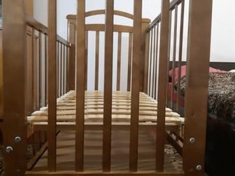 Детская кроватка - маятник, цвет темный орех, имеет три уровня высоты решетки (днище кроватки), очень вместимый выдвижной короб (можно хранить игрушки, можно спальные в Волгограде
