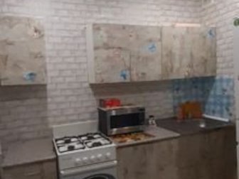 Продаю кухонный гарнитур в среднем состоянии, состоящий из 6 ящиков, мойки и крана,  Подойдет для сдачи квартиры в аренду, в Воронеже