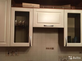 НОВЫЙ кухонный гарнитур высочайшего качества от фирмы КАЛИПСО:- длина - 3м, - высота - 2,5м,  (изготовлена с индивидуальным карнизом подсветка)- цвет - кремовый, в Воронеже