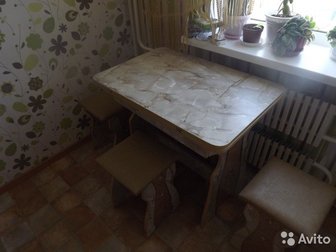 Продается кухонный стол и 4 стула в хорошем состоянии,  В столе есть ящик для хранения ложек и вилок, Состояние: Б/у в Воронеже