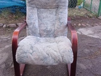 Кресло для отдыха, б/у из Финляндии ????Ткань - шелковистый велюр,  На фото - отсвечивает, Подлокотники/ножки - натуральное дерево, Очень мягкое и комфортное, в Выборге